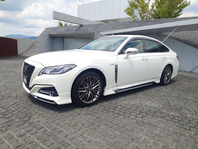 CROWN sedan hybrid