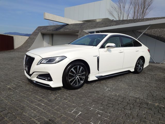 CROWN sedan hybrid