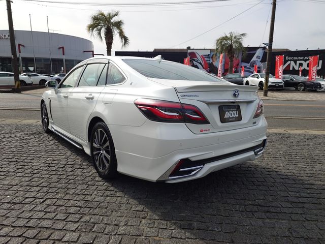 CROWN sedan hybrid