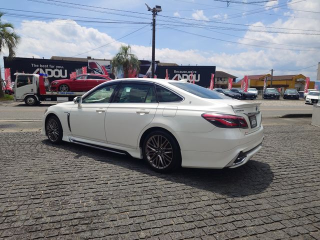 CROWN sedan hybrid