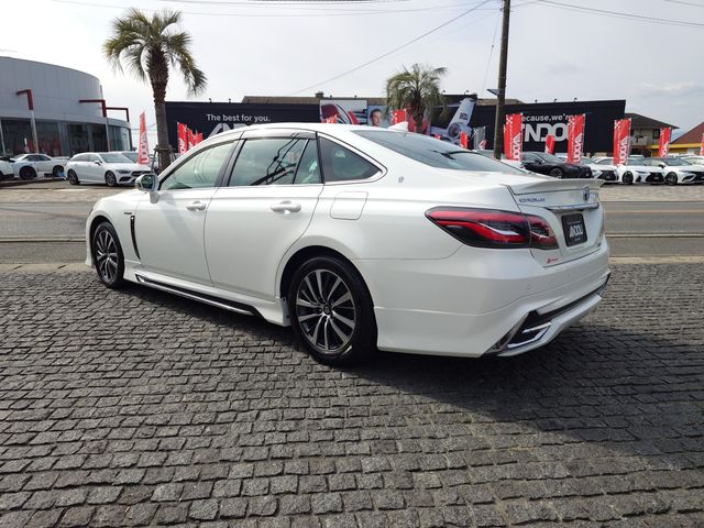 CROWN sedan hybrid