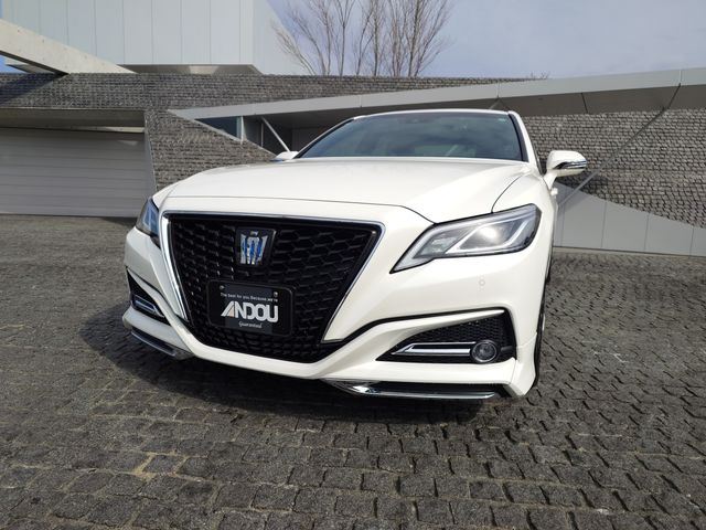 CROWN sedan hybrid