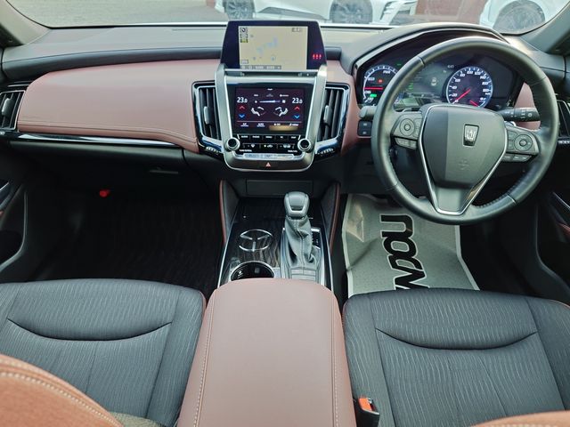 CROWN sedan hybrid