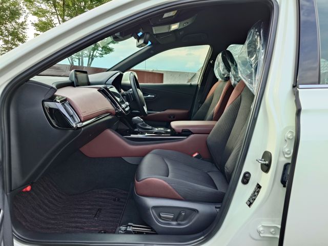 CROWN sedan hybrid