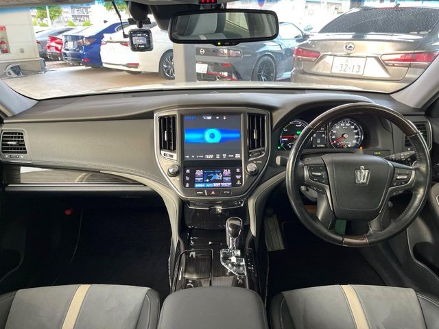 CROWN sedan hybrid