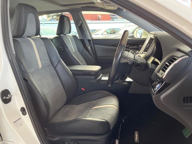 CROWN sedan hybrid