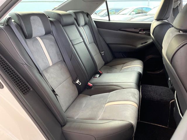 CROWN sedan hybrid