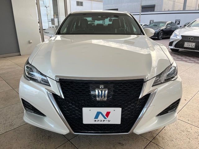 CROWN sedan hybrid