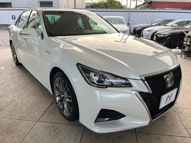 CROWN sedan hybrid