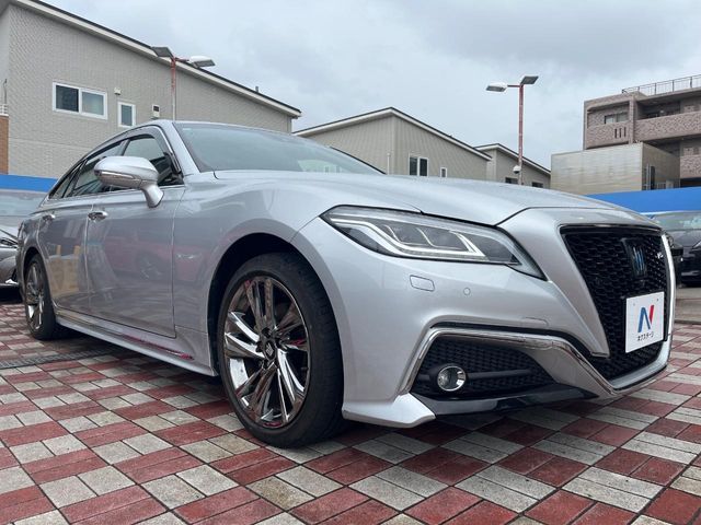 CROWN sedan hybrid