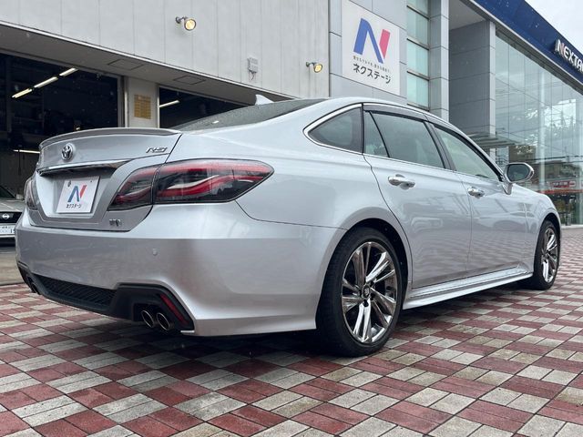 CROWN sedan hybrid