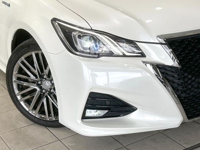 CROWN sedan hybrid