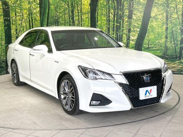 CROWN sedan hybrid