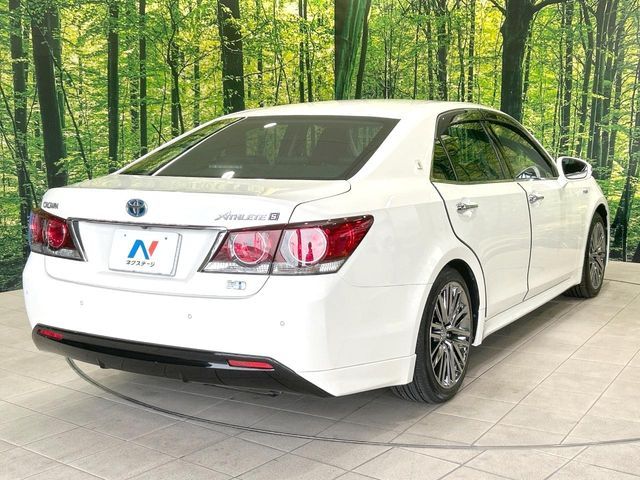 CROWN sedan hybrid