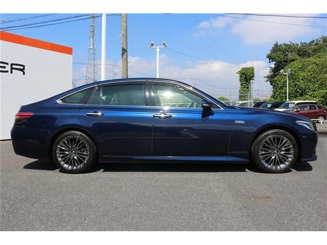 CROWN sedan hybrid