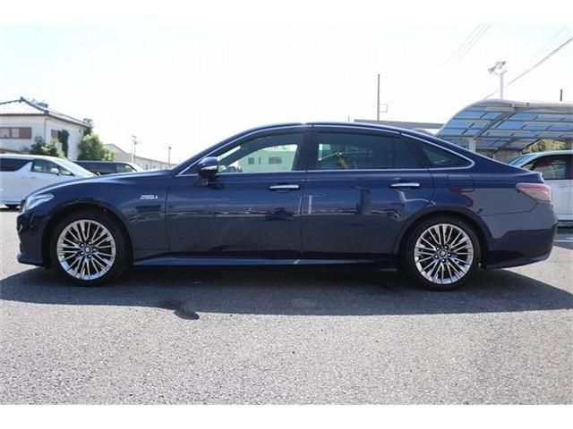 CROWN sedan hybrid