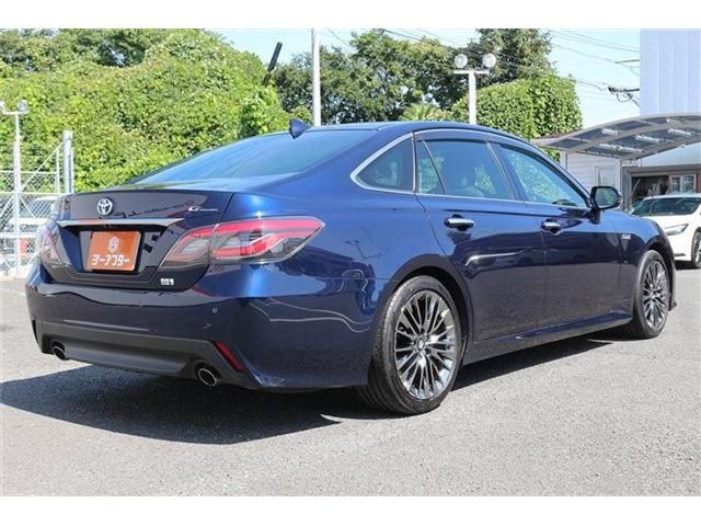 CROWN sedan hybrid