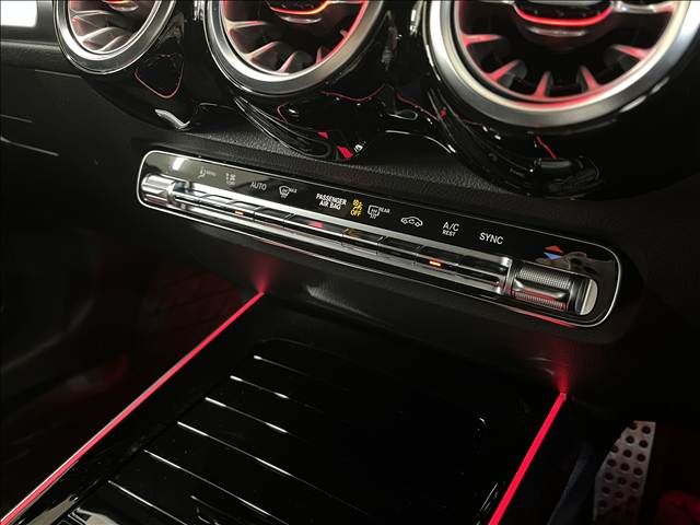 MERCEDES BENZ GLB