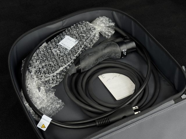 MERCEDES BENZ EQA