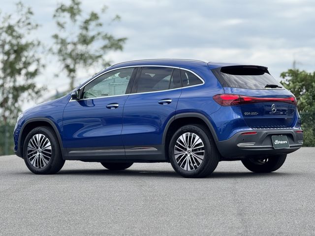 MERCEDES BENZ EQA