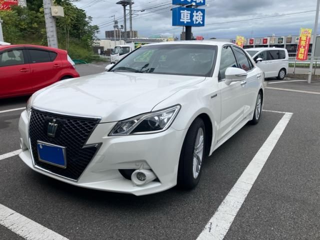 CROWN sedan hybrid