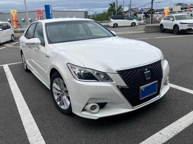 CROWN sedan hybrid