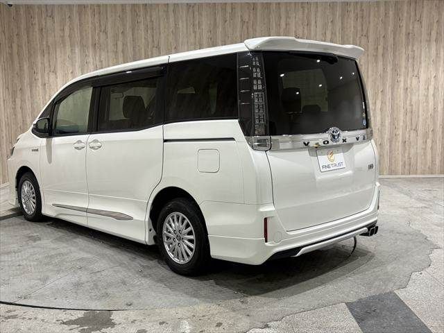 VOXY HYBRID