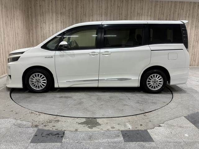VOXY HYBRID