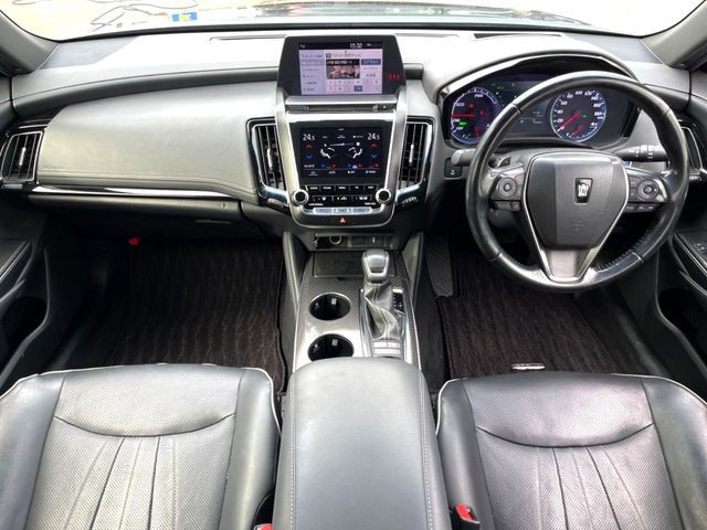 CROWN sedan hybrid