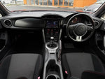 ８６