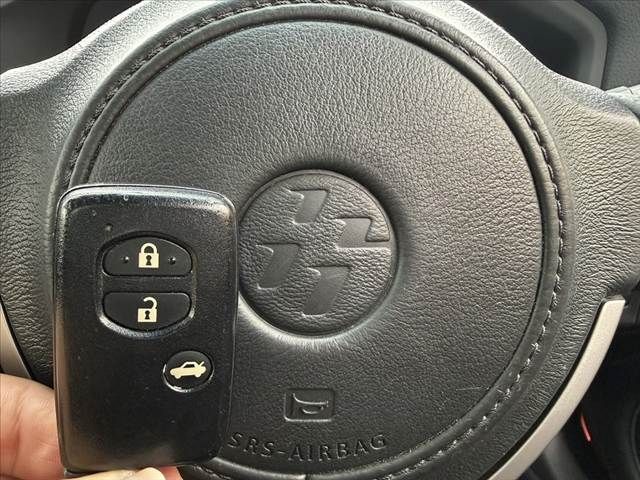 ８６