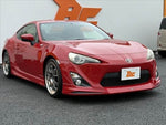 ８６