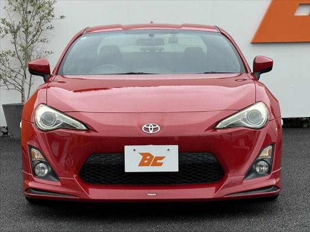８６
