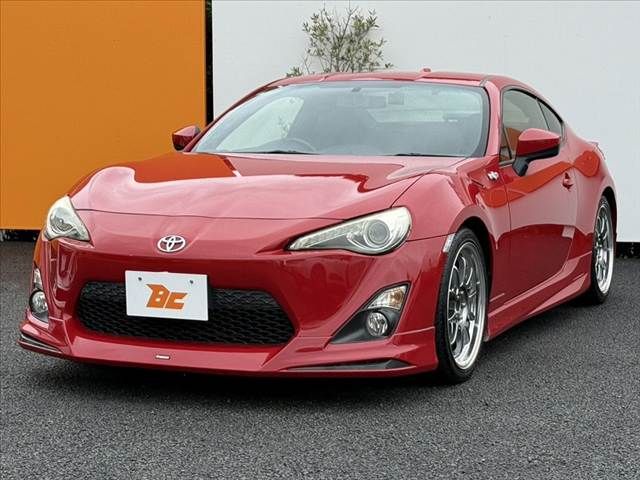 ８６
