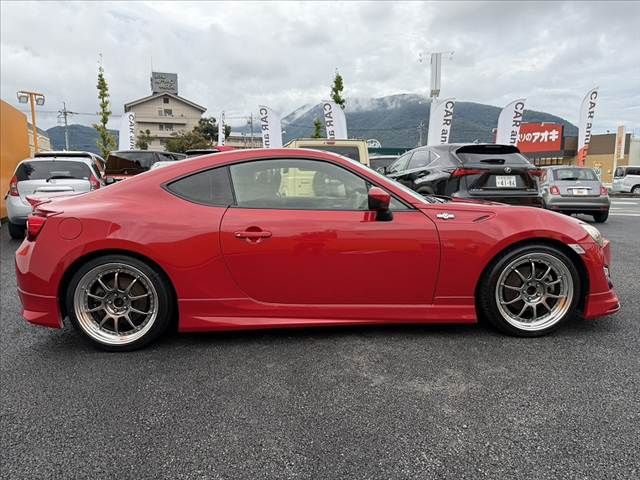 ８６