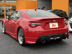 ８６