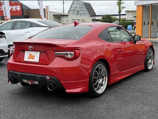 ８６