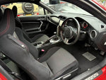 ８６