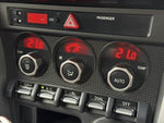 ８６