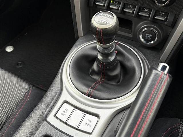 ８６