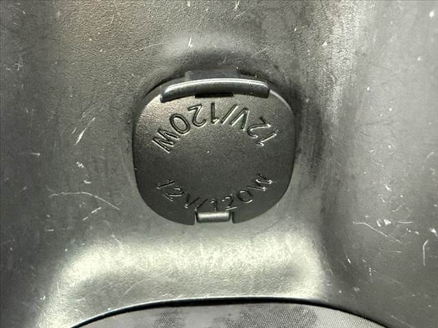 ８６