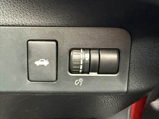 ８６