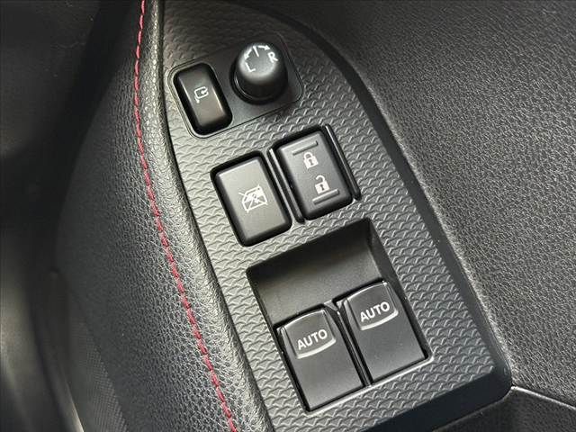 ８６