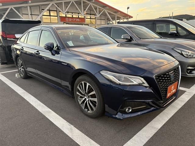 CROWN sedan hybrid