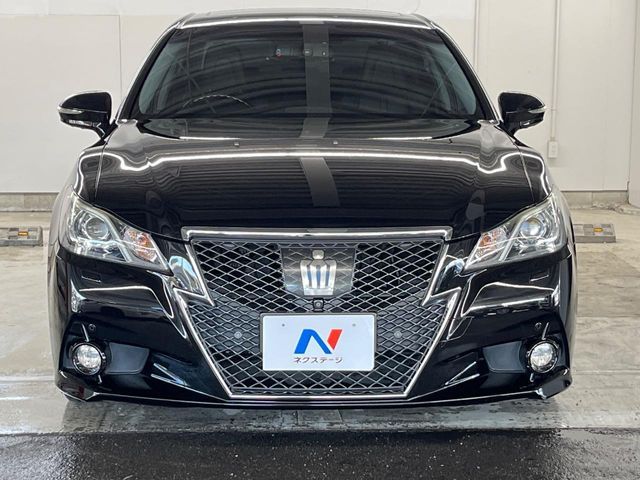 CROWN sedan hybrid