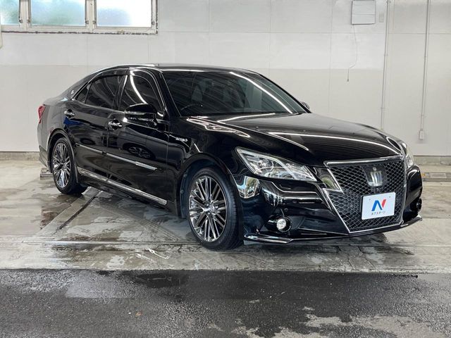 CROWN sedan hybrid
