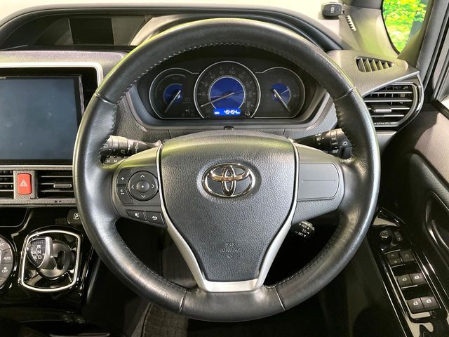 VOXY HYBRID