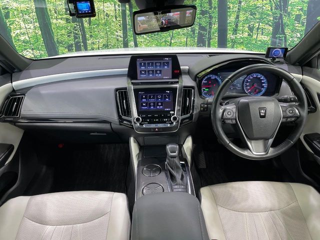 CROWN sedan hybrid