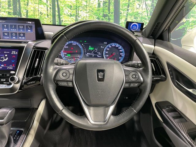 CROWN sedan hybrid