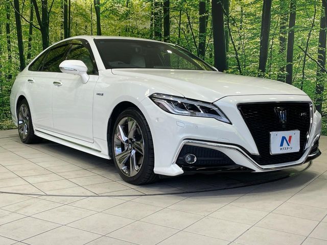 CROWN sedan hybrid